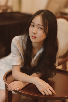 不戴胸罩内衣的瑜伽老师